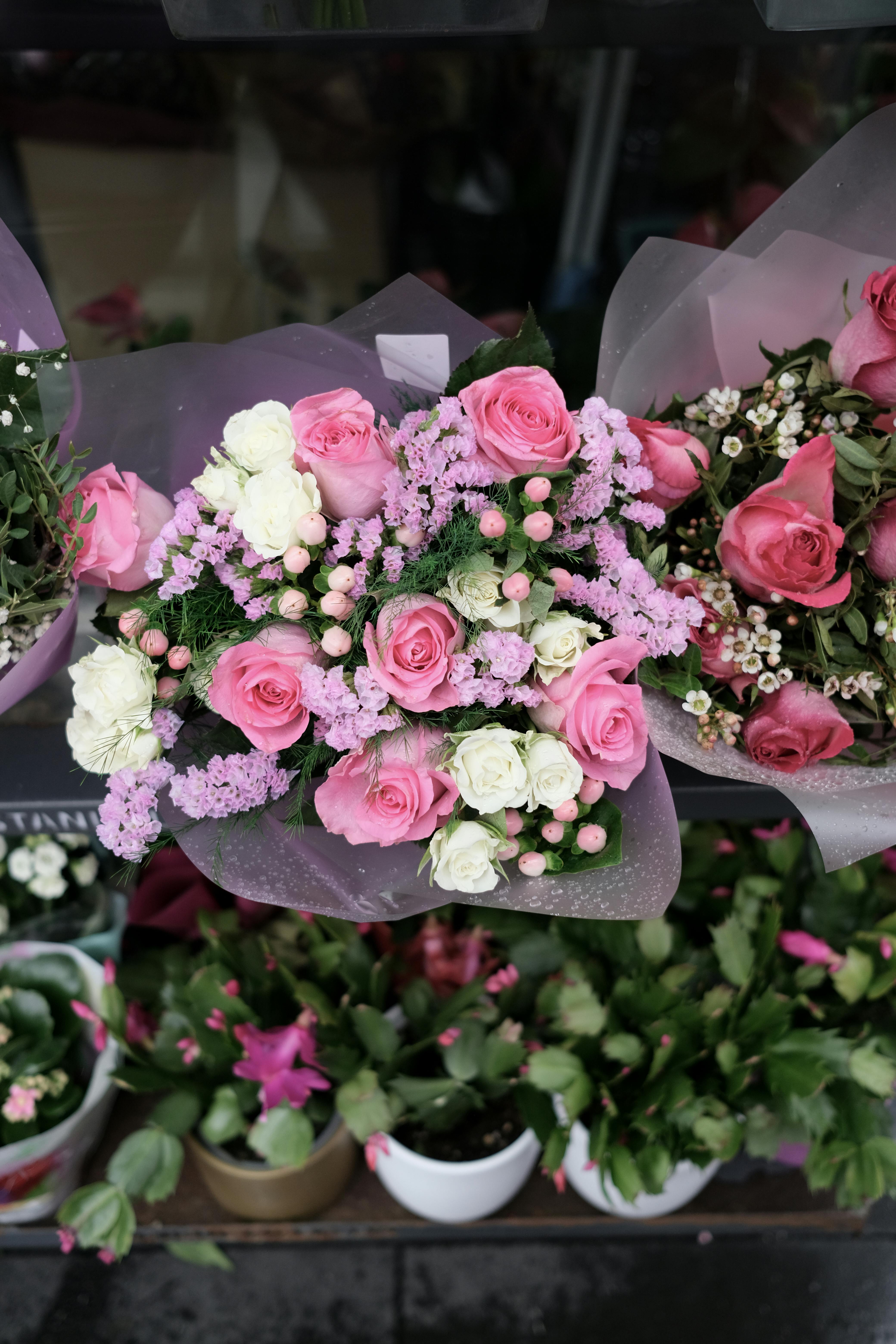 Пышный букет из роз в пастельных оттенках