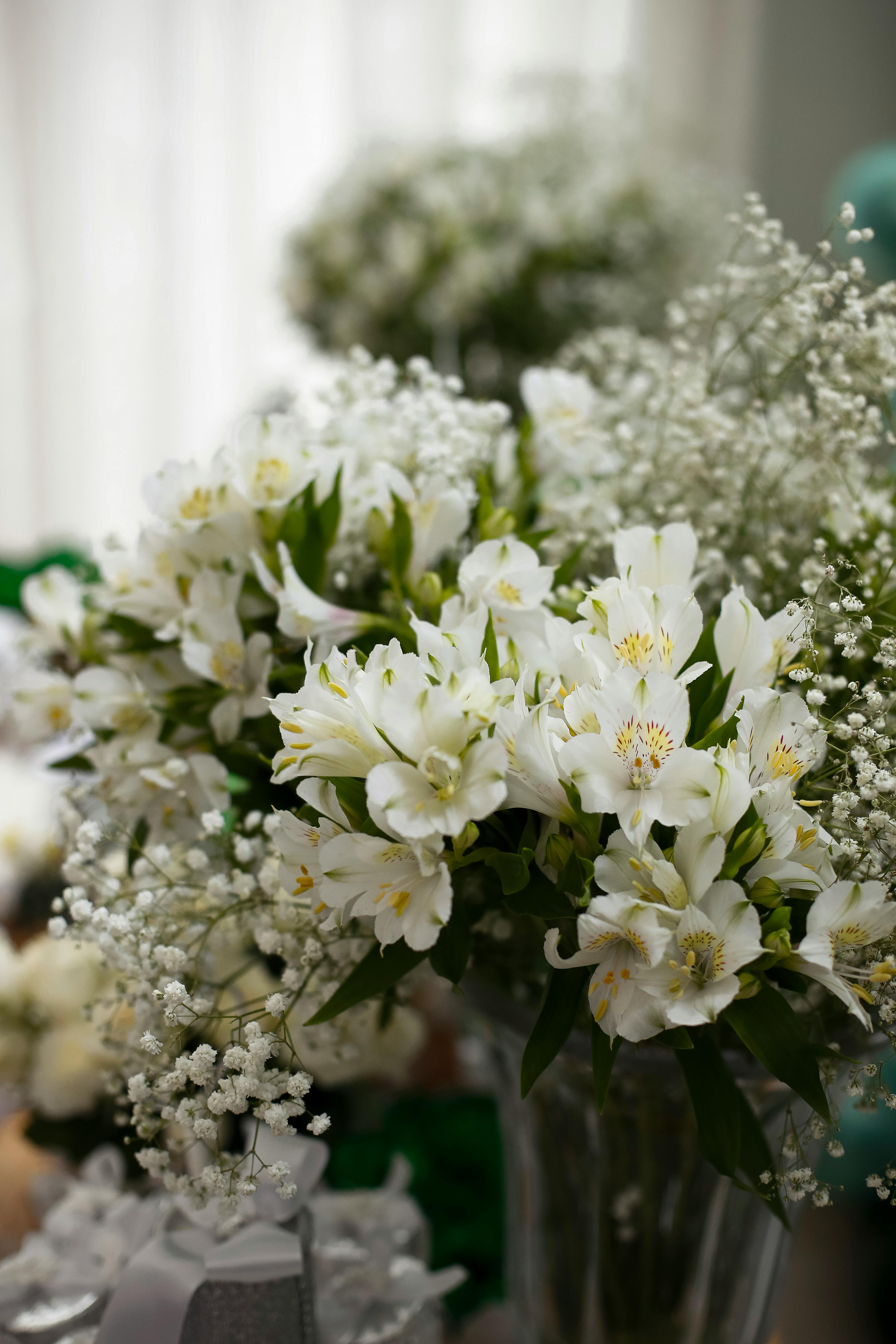 Воздушный букет из альстромерии и гипсофилы